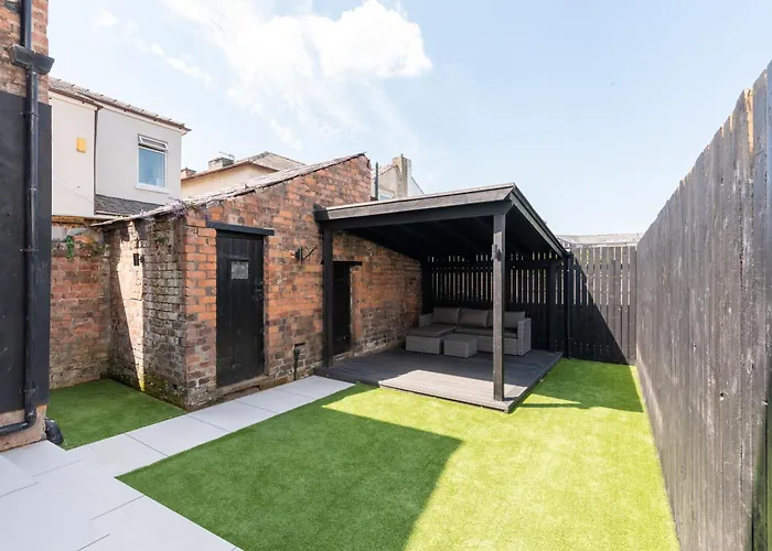 Bifolds, Enclosed Garden. Southport Character Home
